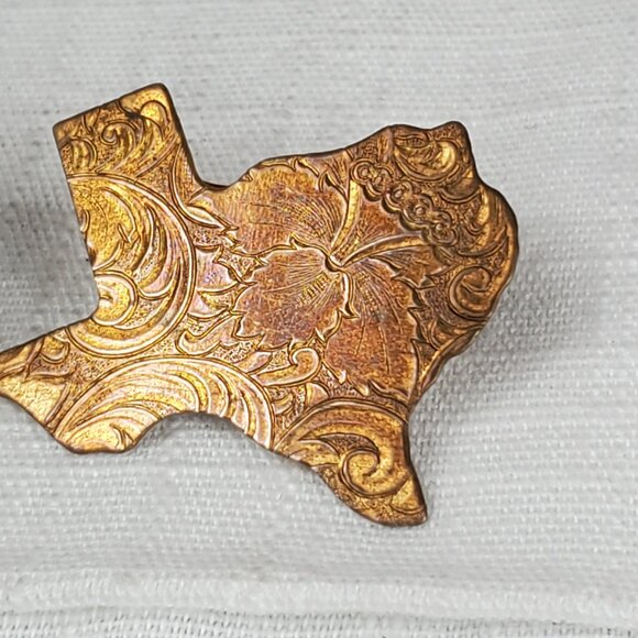 Vintage Metal Texas Cut Floral Etched Metal Bronze Finish Earrings SET OF 2 - Picture 10 of 14